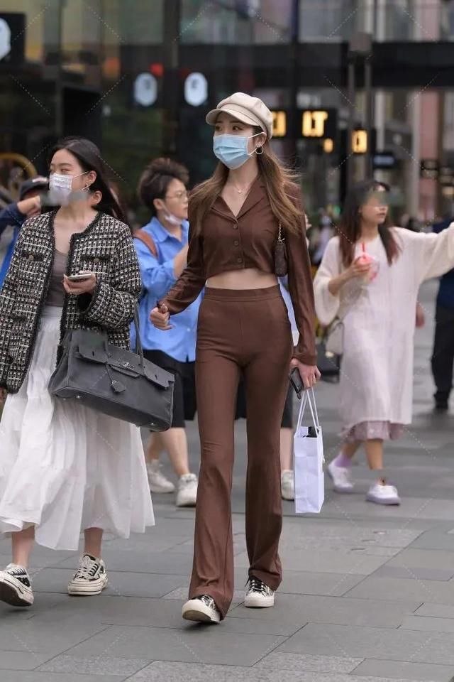 身线|棕色修身长裤短款上衣调整身线比例，显高又显瘦