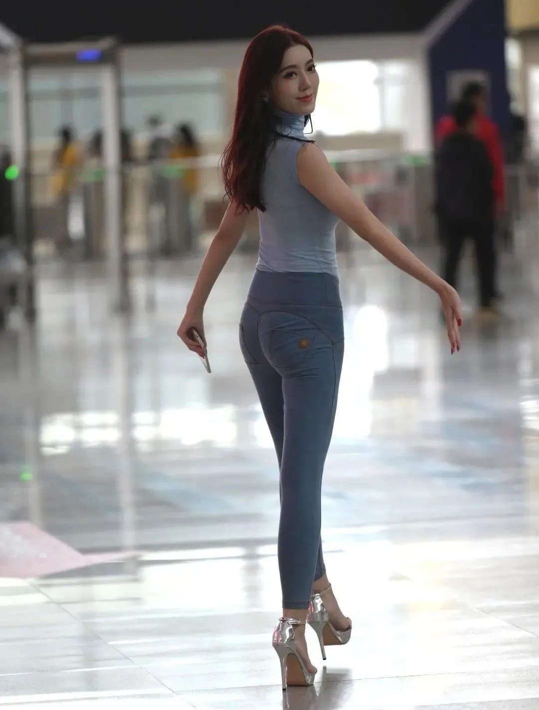 姐妹们 牛仔裤搭配无袖T恤，减龄时尚，走在街上成为动人的风景线