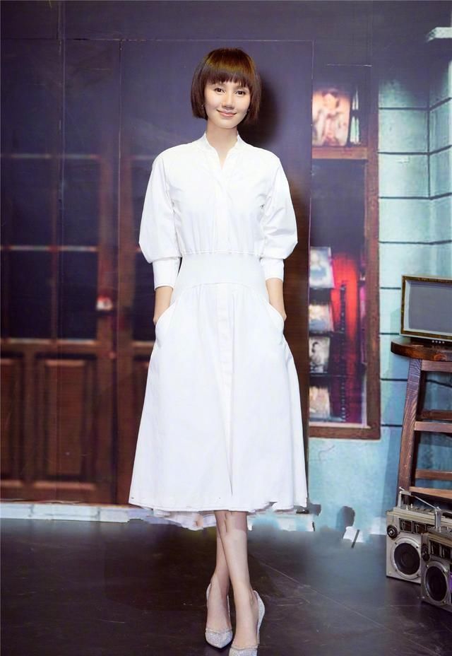 彰显|女人过了40岁少穿“花裙子”,这条裙子才更适合你,彰显知性美
