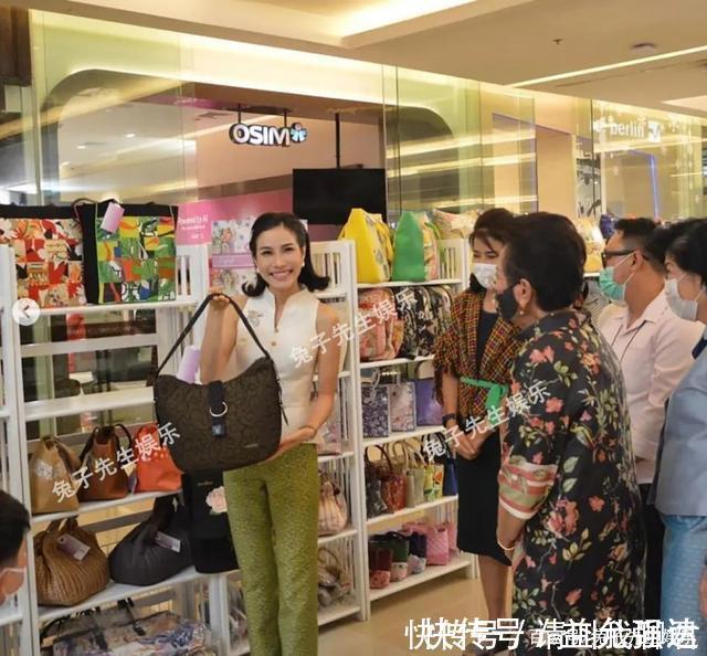 泰式|35岁诗妮娜贵妃终于留长发了!穿露肩马甲配阔腿裤,这造型太飒了