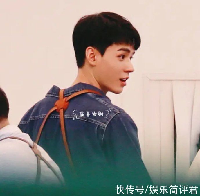 真一個(gè)人|同是和丁真一起逛街，周也姚安娜態(tài)度差太多，一個(gè)細(xì)節(jié)瞬間路轉(zhuǎn)粉