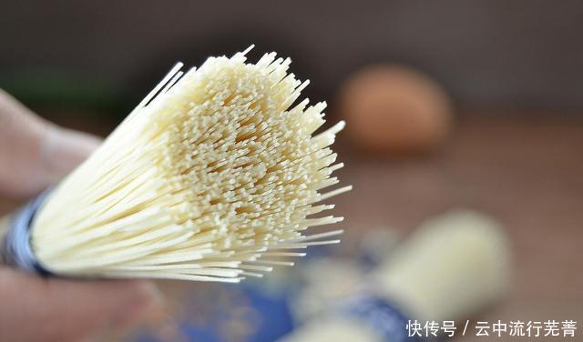 购买的时|买挂面时一定注意,包装袋上暗藏乾坤,这么多年才知道,涨知识了