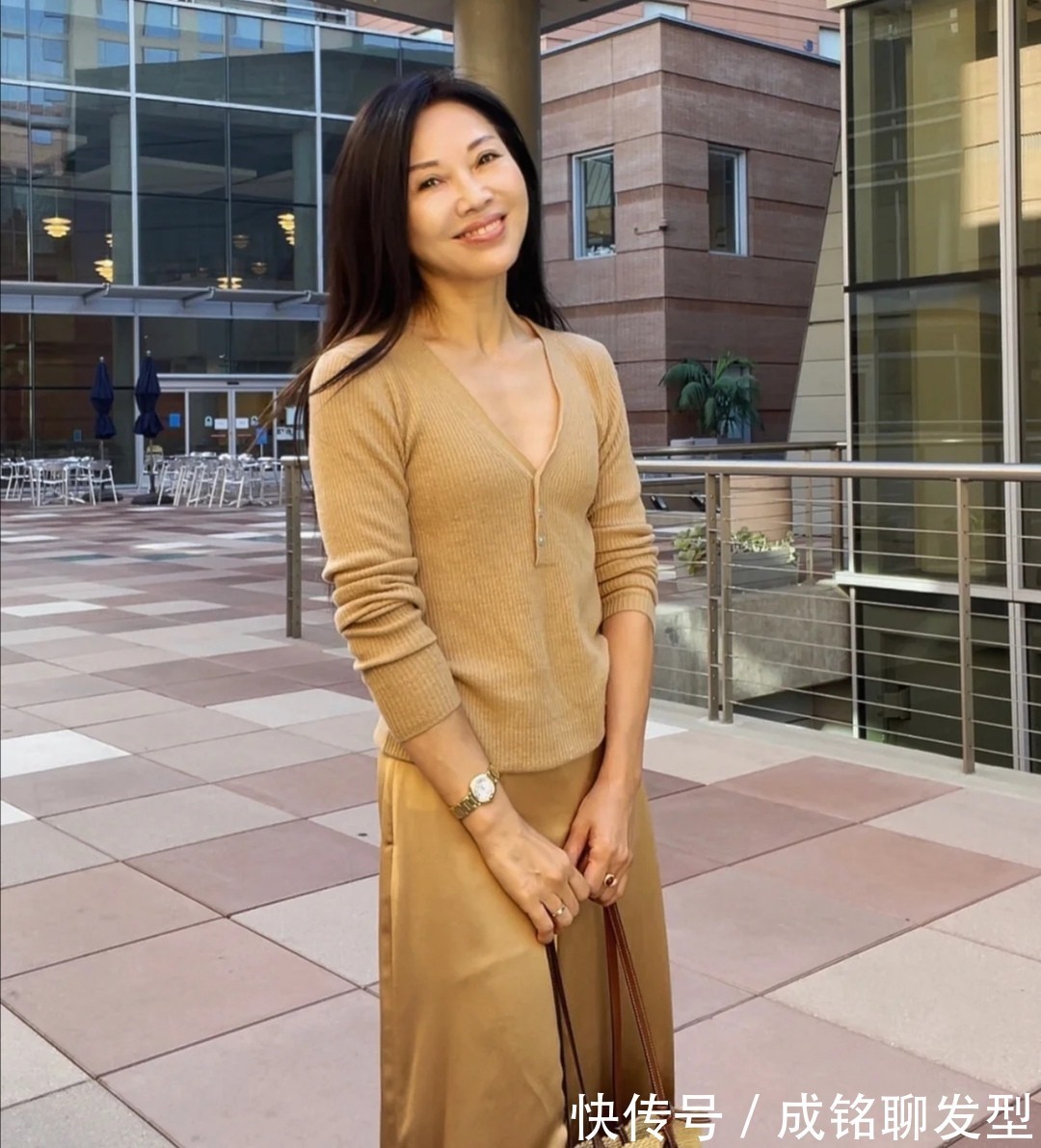 无龄感|女人会穿必然与众不同,52岁博主优雅大气的穿搭,美得别有韵味