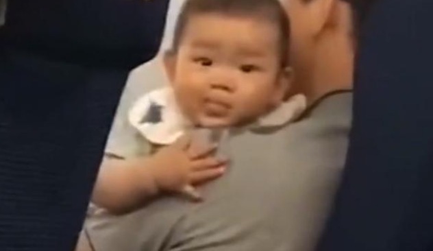 辅食|“最馋宝宝”高铁上看人吃东西,口水流满爸爸肩膀,网友:小饕餮