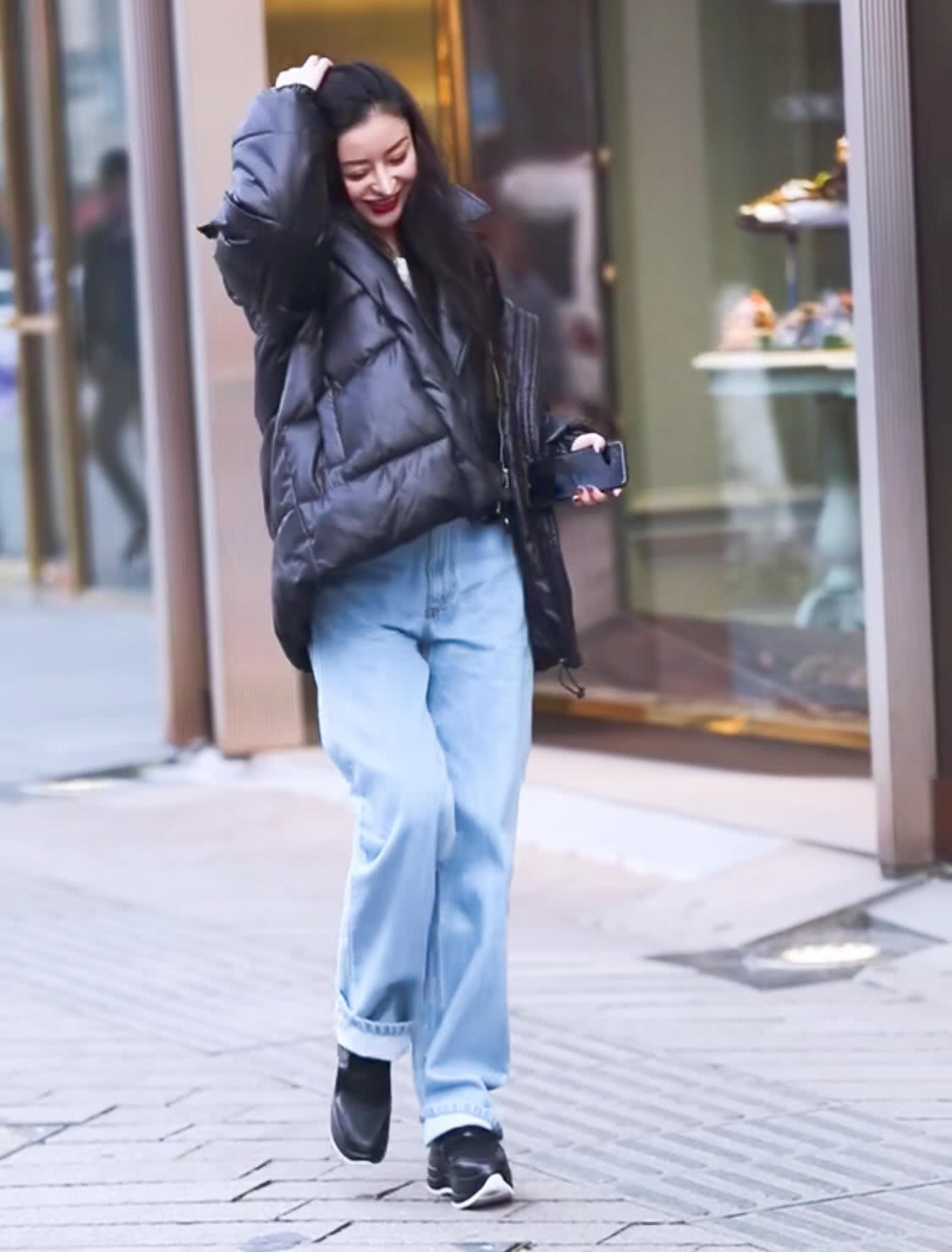 酷极了|建议牛仔裤不要穿七分的,试试“翻边穿法”,搭配毒液鞋酷极了