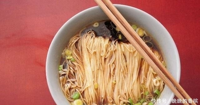 免费|小伙卖“良心”面,10元一份,免费加面,顾客套路太深,吃不起