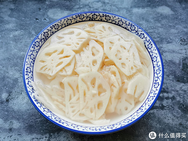 莲藕最好吃的做法之一,加些香菜炒一炒,酸辣爽口下酒下饭