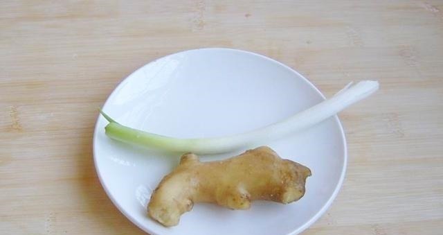 草鱼最过瘾的吃法，比酸菜鱼水煮鱼还好吃，做4斤大鱼，上桌就光