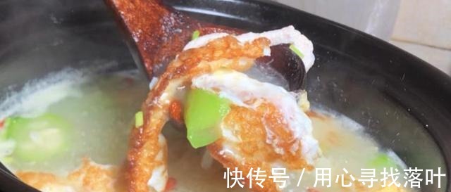 秋天多喝丝瓜三鲜汤，试试这样搭配食材，汤汁奶白，对抗秋燥！