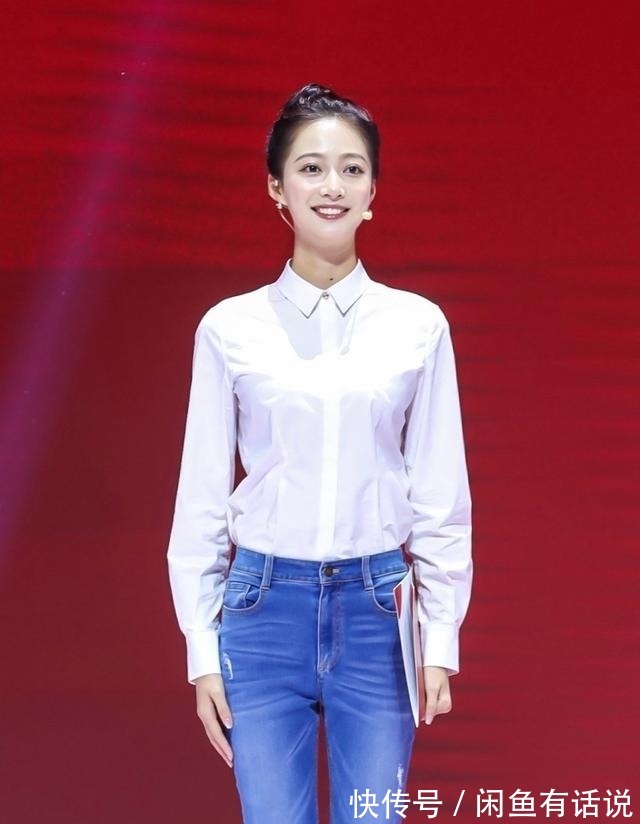 端庄|基础款也高级!“领诵女孩”冯琳穿白衬衫配牛仔裤亮相,美成焦点