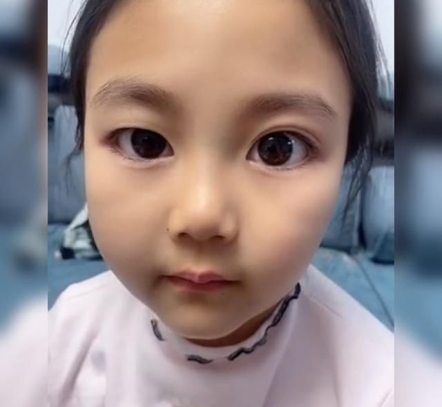 眼睛|妈妈给萌娃画双眼皮，演示眼睛变大的全过程，网友堪称美妆博主