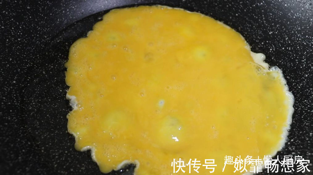 这是海鲜炒米粉的做法,加点它们一起炒,可做菜也可做主食