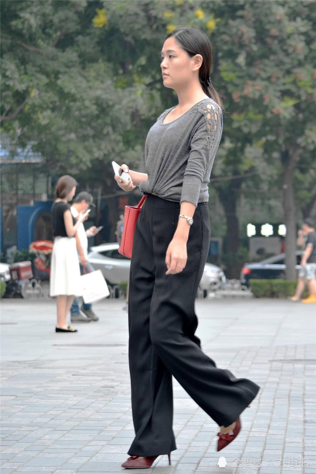 高腰直筒牛仔裤,搭配尖头细跟鞋,显得大气,有衬托矜持