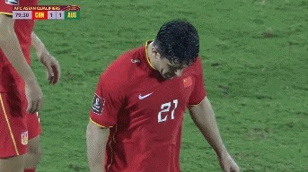 武磊|射门6-3!国足玩命的半场:3名归化立功,武磊怒吼!球迷笑了