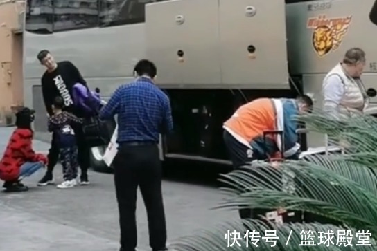 九九|看哭了!出征前九九抱紧周鹏,周鹏多次回首,威姆斯赵睿暖心安慰