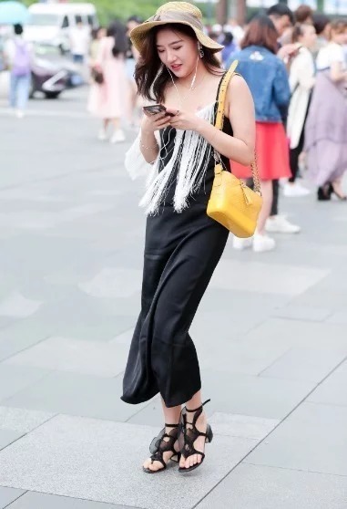 街拍|美女身材高挑,一头长发披在肩上,甜美的笑容充满魅力