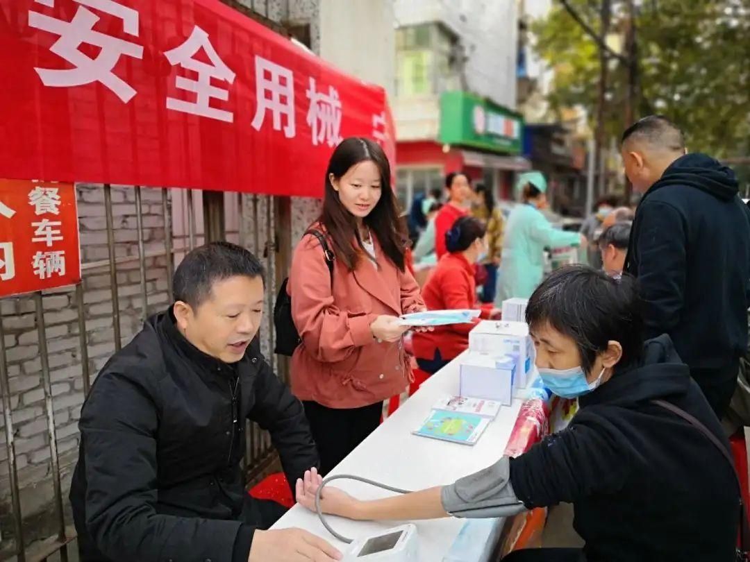 发放宣传资|【县市动态】樊城:安全用械进社区,守护健康零距离