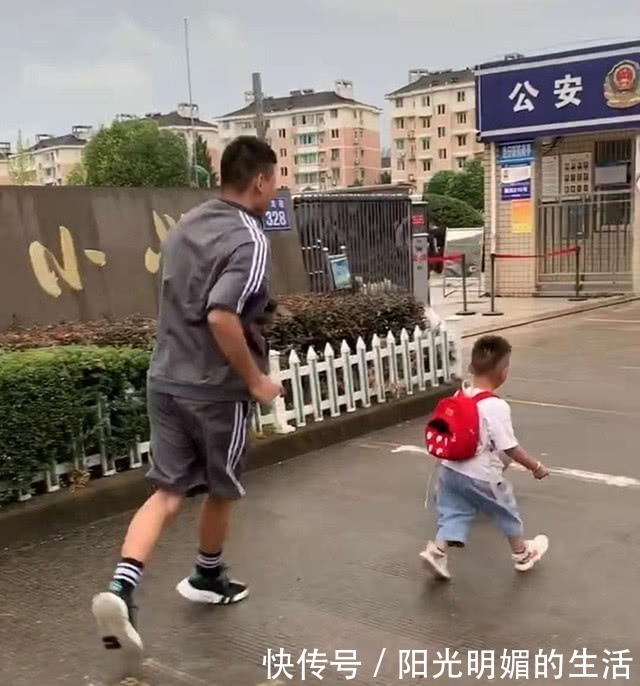 小男孩|外甥在舅舅家过暑假,如今开学,舅舅“载歌载舞”欢送,笑翻网友