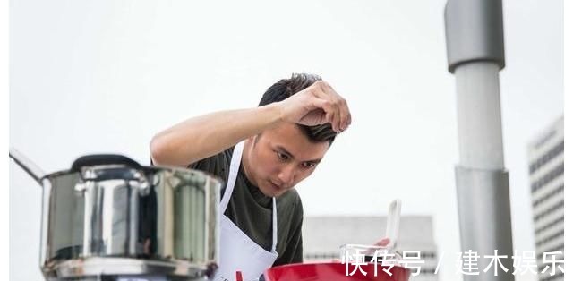 谢霆锋暴雨天给蔬菜打伞,引来6百万人围观,网友:这是什么操作