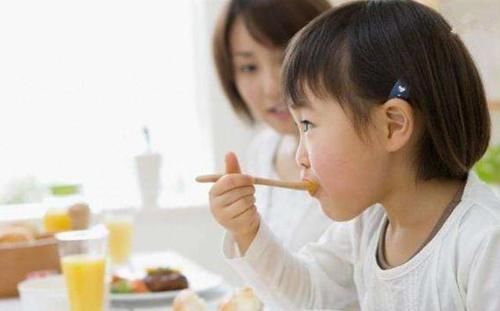 孩子|长大后自私没出息的孩子,吃饭时“臭毛病”太多,家长别不当回事