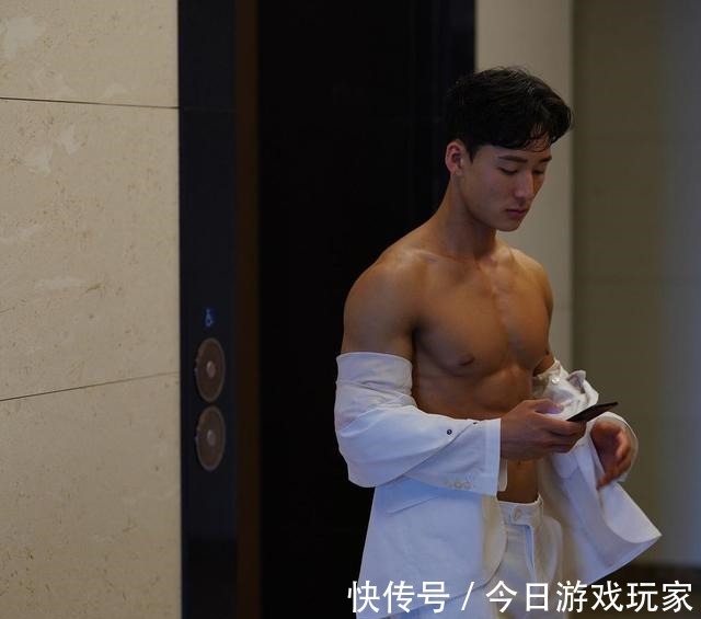 性感|肌肉帅哥上线！性感的小麦色肤色下，有质感的腹肌和人鱼线！