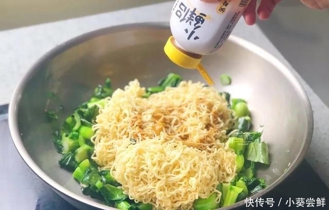 家常炒方便面,味道果然不一样,比用开水泡有营养多了