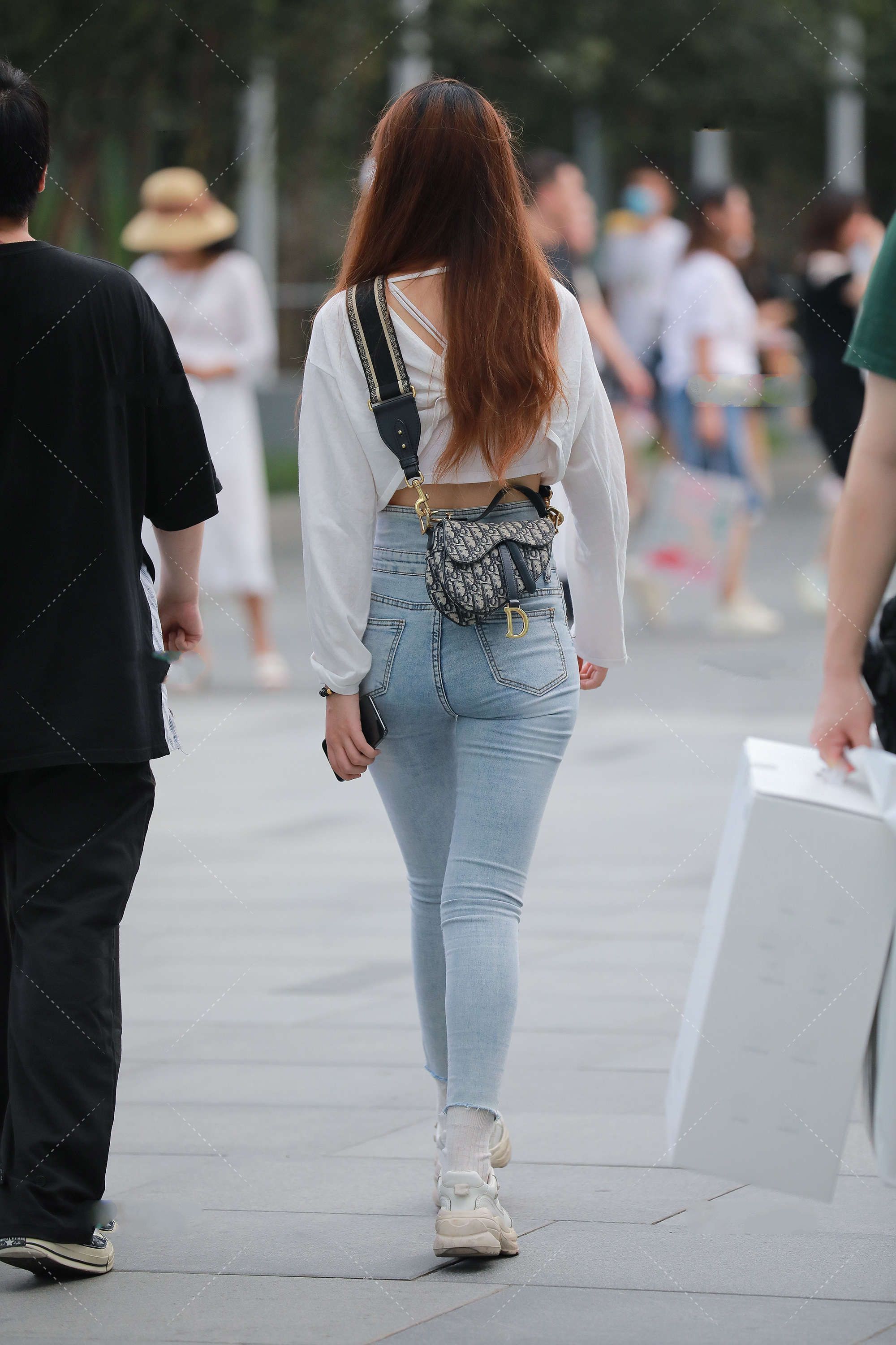 白色短款休闲衫，搭配修身牛仔裤，显高又显瘦