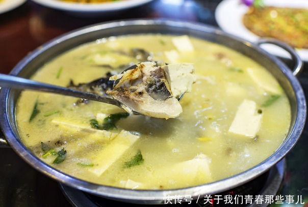 鱼肉|炖鱼汤时,不能加这“2香”,否则鱼汤发黑,不鲜香,鱼肉也发柴