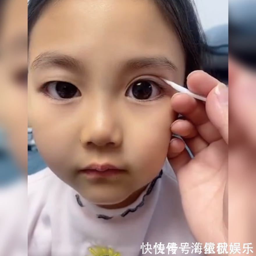 眼睛|妈妈给萌娃画双眼皮,演示眼睛变大的全过程,网友堪称美妆博主