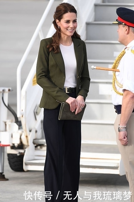 凯特王妃又穿裤装了,搭配高腰外套显腿长,原来低调也可以很美!