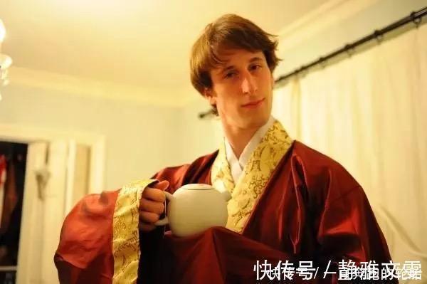 胡人!外国也有“汉服热”,当外国人穿上中国汉服,像是胡人,很惊艳