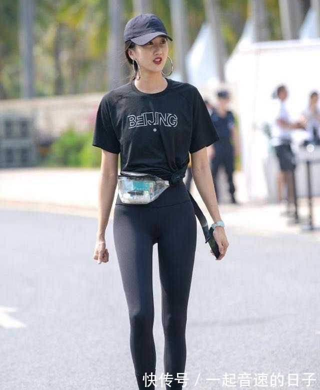 时髦 打底裤的穿着更显时髦漂亮,小巧的穿着让人爱不释手!