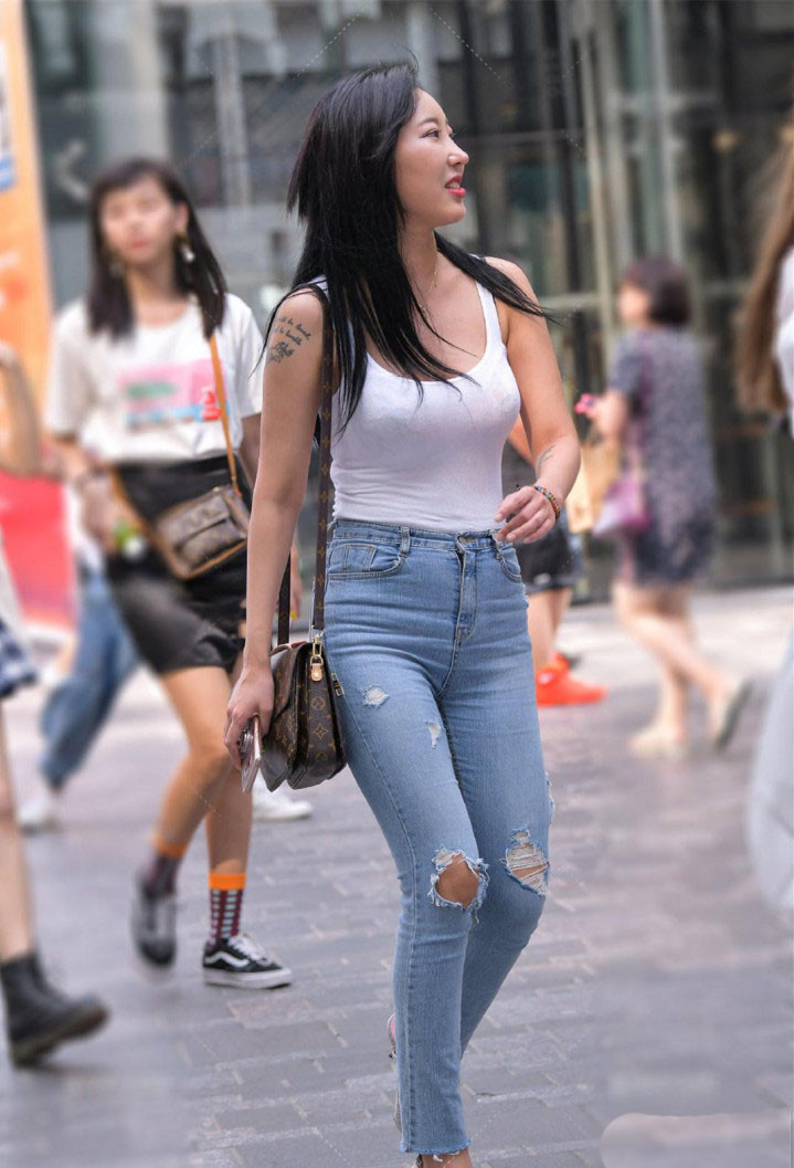 街拍据说,牛仔裤破成这样子,说明质量很不合格吧