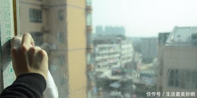 擦玻璃别用水了,教你用一秘招,擦完的玻璃光亮如新,方法太棒了!