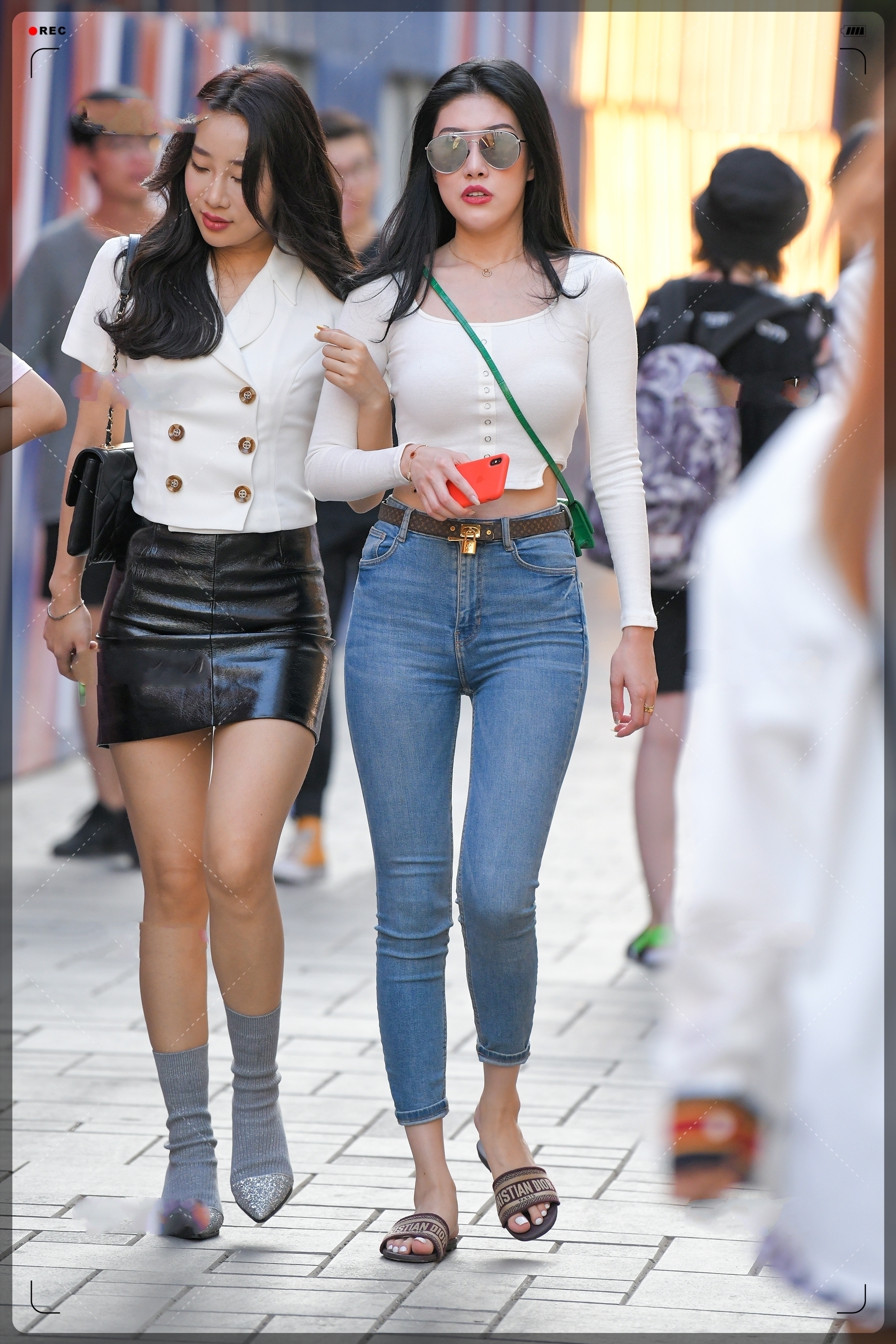 紧身衣 紧身针织衣搭配高腰牛仔裤,霸气十足,气质超群