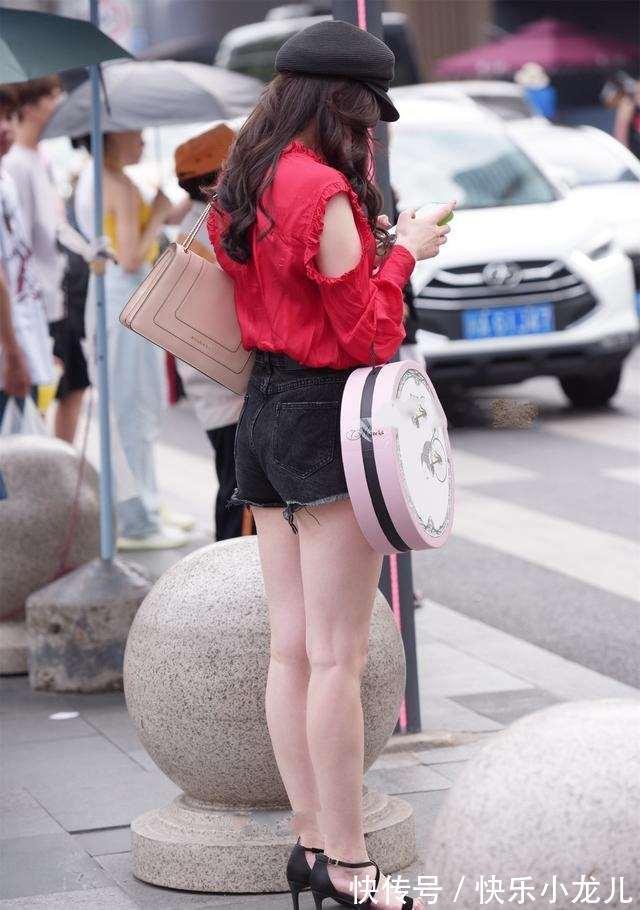 身材 贴身舒适的打底裤给人温暖时尚的感觉,展示美好身材,简单搭配