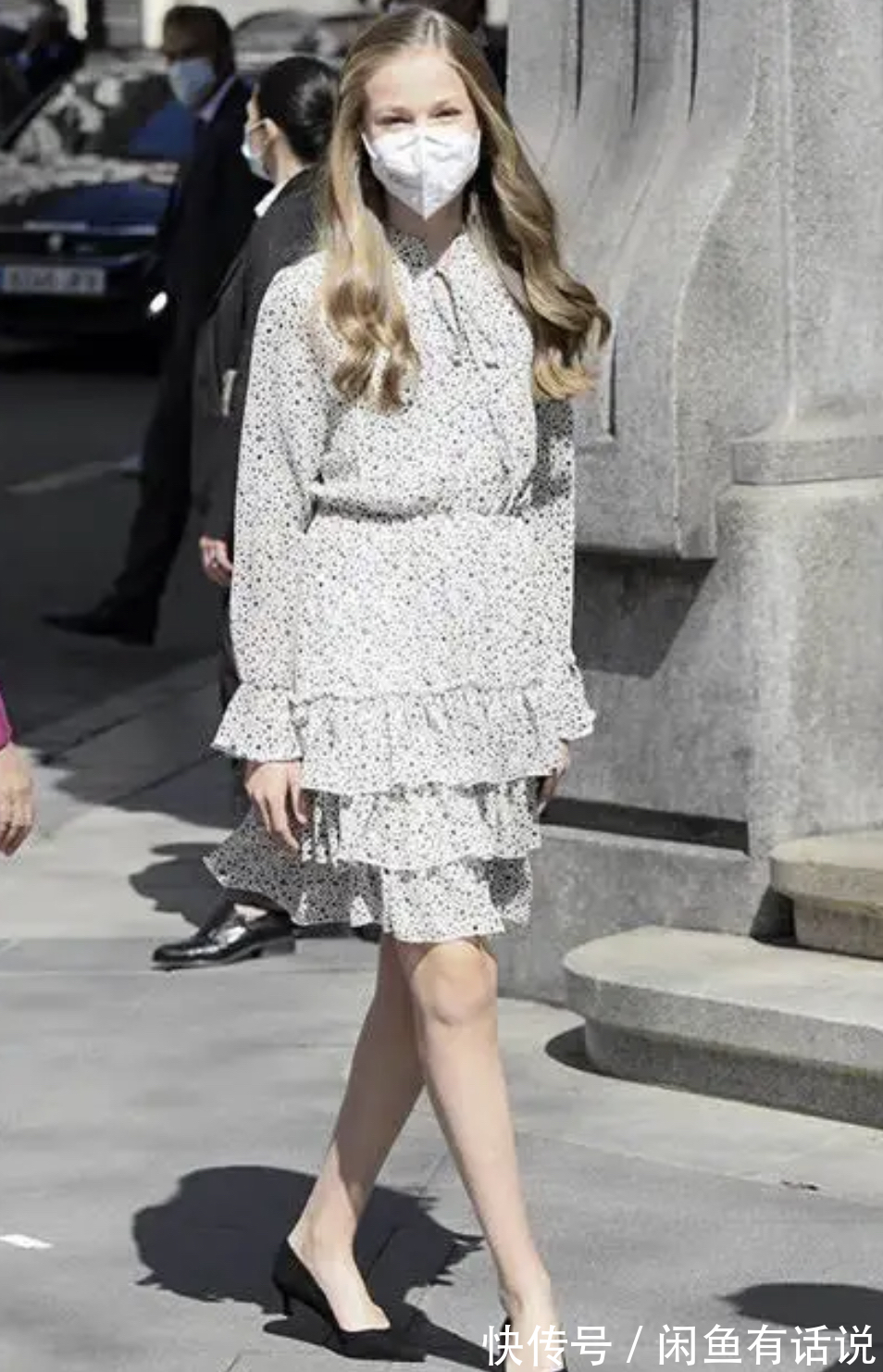 蓝裙|西班牙俩公主同穿蓝裙亮相，简单却很高级，妹妹扎丸子头气场更足