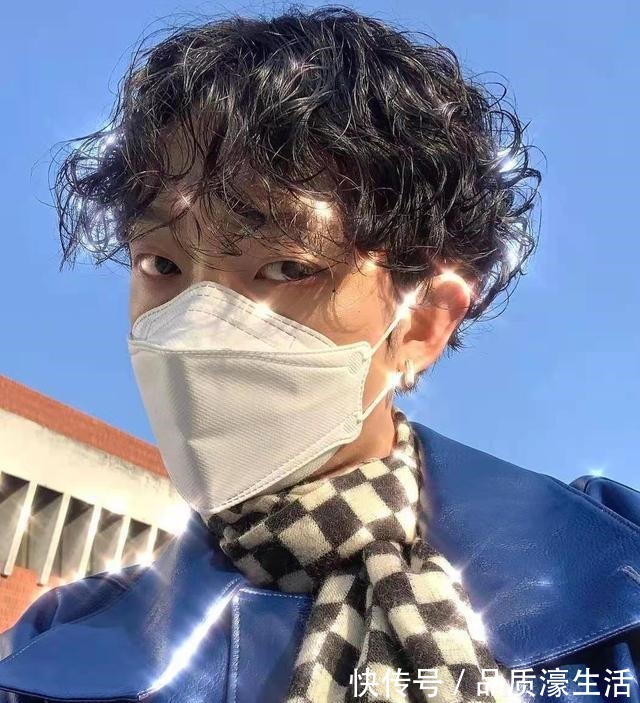 脏辫 锡纸烫已经“失宠”，羊毛卷、黑人烫、狼尾式火了，炸街发型上线！