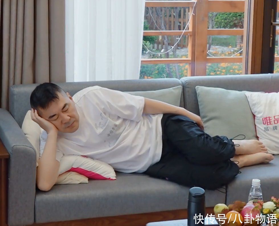 陳建斌|蔣勤勤要求在家不坐床上，再看陳建斌對此的態度，家庭地位很顯然