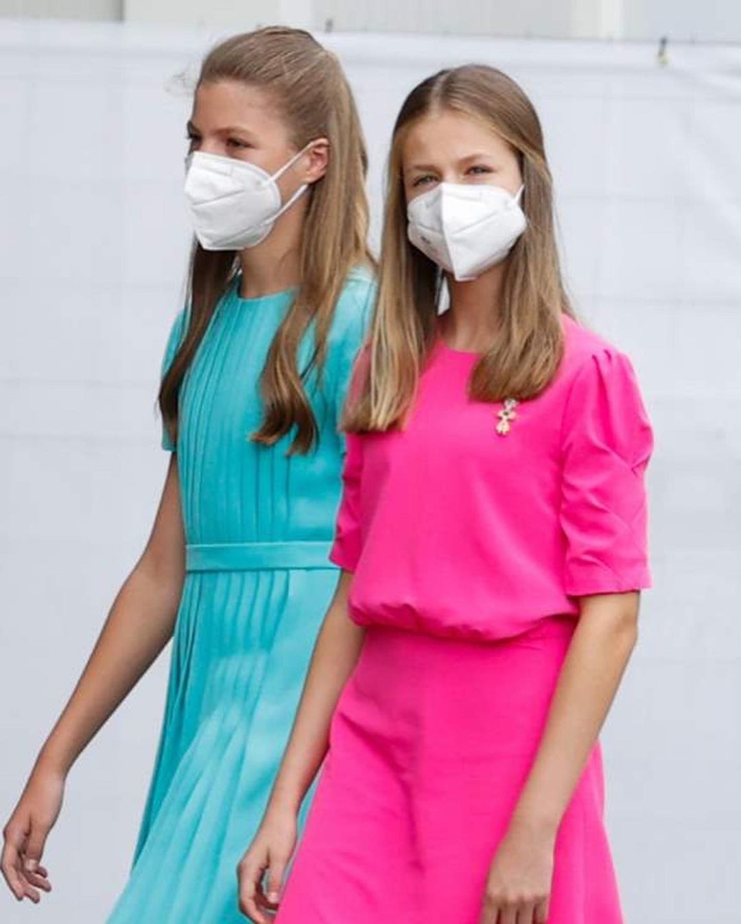 公主|西班牙公主莱昂诺尔真会穿,玫红色连衣裙青春靓丽,活泼可爱