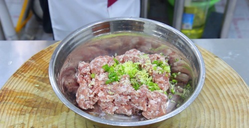  摔打肉馅|厨师长分享狮子头的做法，不变形又能熟透的技巧