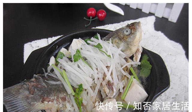 鲫鱼|夏天吃鱼最合适,加一块萝卜,不用油炸不用炒,3斤的鱼都不够吃