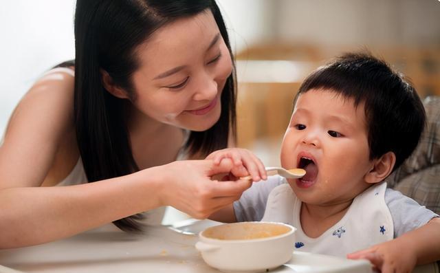 安排|1岁左右的宝宝，是以吃奶为主还是以吃饭为主？这样安排更合理