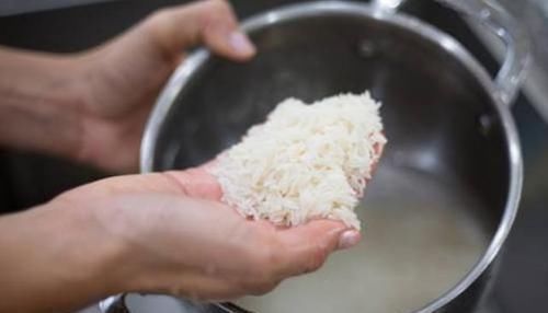 大米|煮饭时,大米究竟洗几次比较好许多人都弄错,难怪米饭不香不软