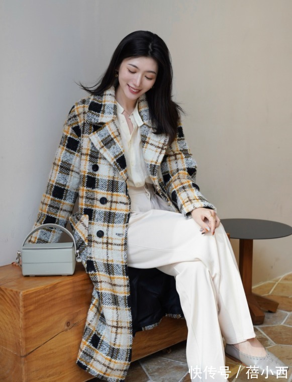 小白裤 “大衣+小白裤”=2022最火搭配,高级时髦有气质,关键是不烂大街
