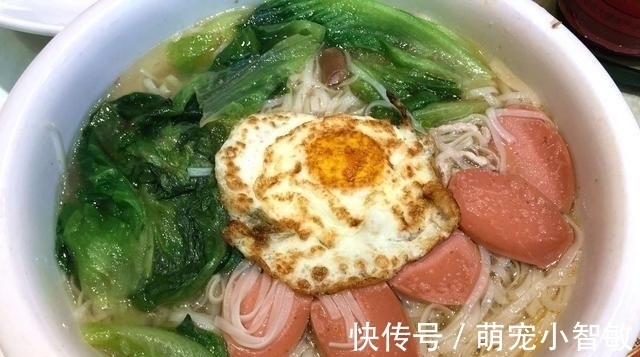 五一请外地朋友下馆子，14道菜花了900元，却被吐槽：太寒酸