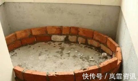 老师傅|巴掌大的卫生间,老师傅帮忙砌了个浴缸,发在朋友圈底下全是赞