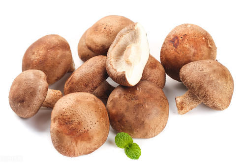  清洗香菇时，不要放水里过度浸泡，多加3样，泥沙容易洗出来