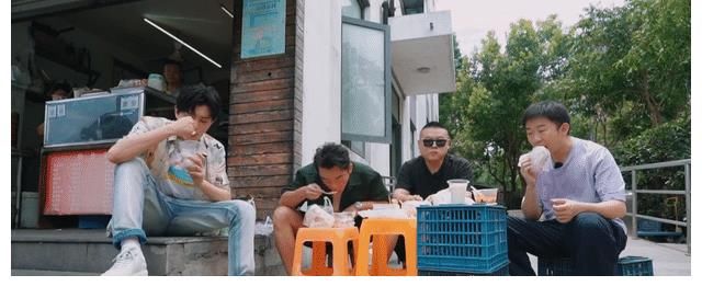 爆款|《打卡吧吃貨團》官宣，劉雨昕楊迪加盟，純粹美食節目，或成爆款