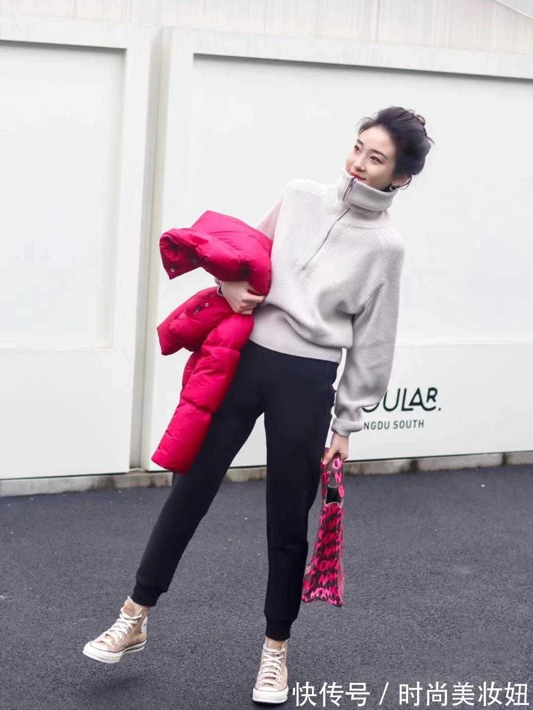 打底衫|“羽绒服”还是只会配打底衫吗?学她的叠穿搭配,洋气又保暖
